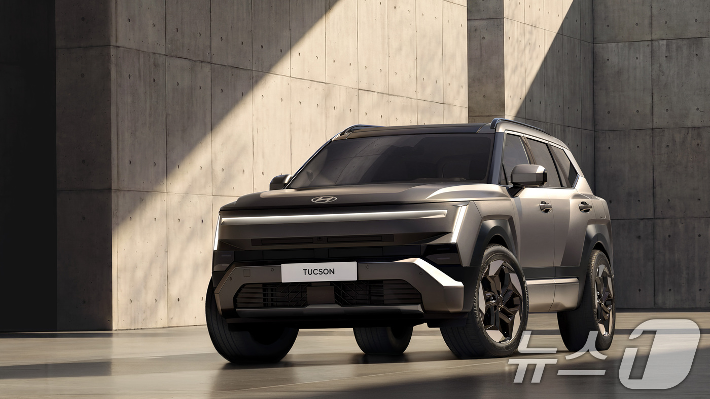 (서울=뉴스1) = 현대자동차가 19일 투싼의 완전변경 모델 '디 올 뉴 투싼(The all-new TUCSON)'의 내·외장 디자인을 19일 최초 공개했다.디 올 뉴 투싼은 20 …