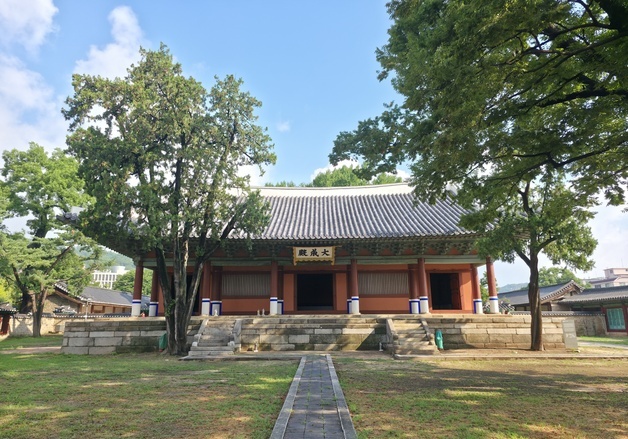 처진 추녀 바로잡고 무게 줄였다…'77억 투입' 성균관 대성전 수리 마쳐
