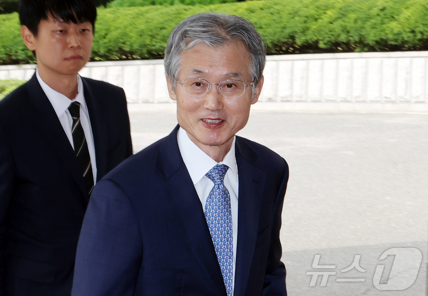 (서울=뉴스1) 김진환 기자 = 조희대 대법원장이 19일 오전 서울 서초구 대법원으로 출근하고 있다.앞서 조 대법원장은 지난 18일 노태악 전 대법관과 이흥구 대법관 후임으로 손봉 …