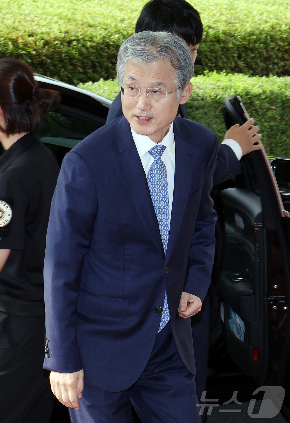 (서울=뉴스1) 김진환 기자 = 조희대 대법원장이 19일 오전 서울 서초구 대법원으로 출근하고 있다.앞서 조 대법원장은 지난 18일 노태악 전 대법관과 이흥구 대법관 후임으로 손봉 …