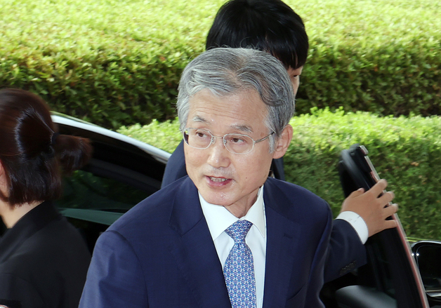 '대법관 서면제청' 논란 속 출근하는 조희대 대법원장