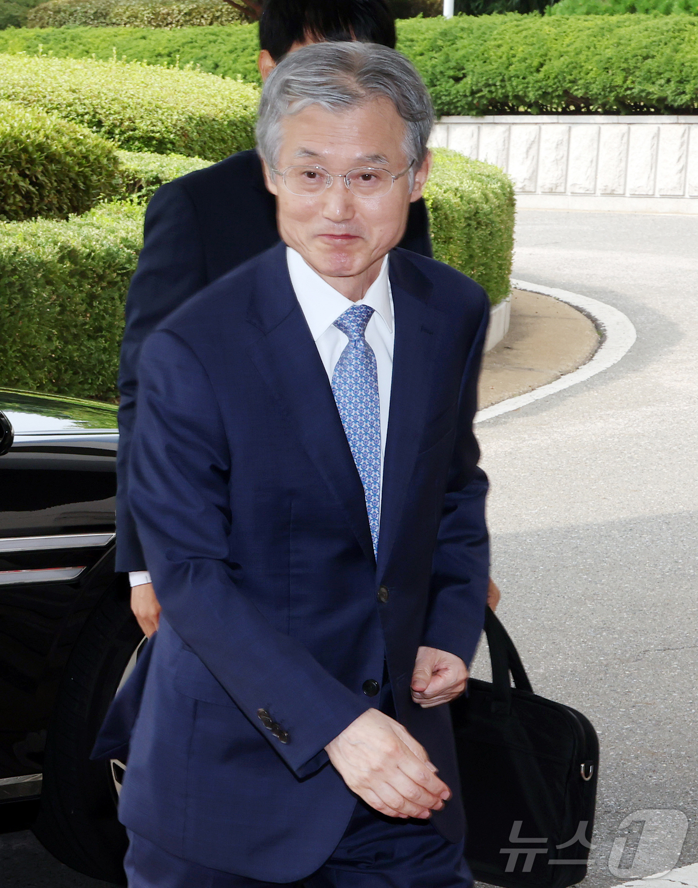 (서울=뉴스1) 김진환 기자 = 조희대 대법원장이 19일 오전 서울 서초구 대법원으로 출근하고 있다.앞서 조 대법원장은 지난 18일 노태악 전 대법관과 이흥구 대법관 후임으로 손봉 …