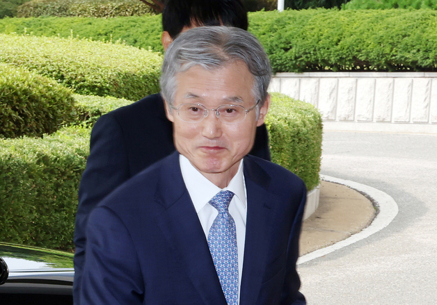 조희대 대법원장, '대법관 서면제청' 논란 속 출근