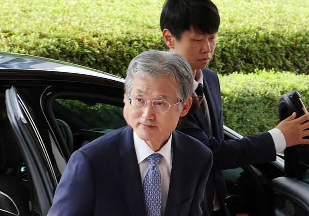 조희대 대법원장, '대법관 서면제청' 논란 속 출근