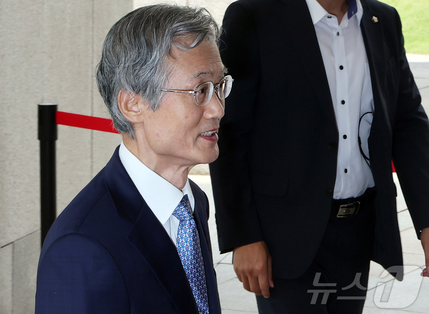 (서울=뉴스1) 김진환 기자 = 조희대 대법원장이 19일 오전 서울 서초구 대법원으로 출근하고 있다.앞서 조 대법원장은 지난 18일 노태악 전 대법관과 이흥구 대법관 후임으로 손봉 …