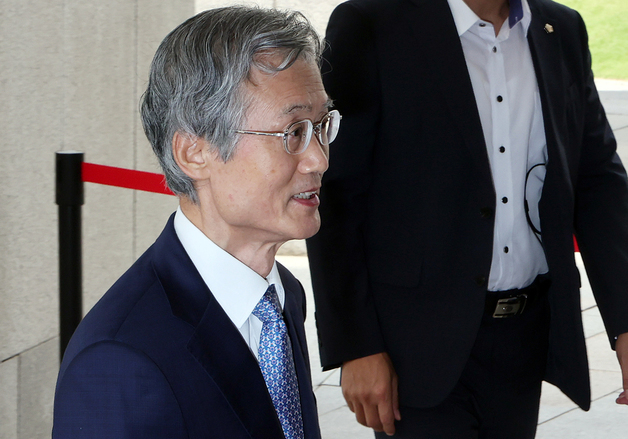 조희대 대법원장, '대법관 서면제청' 논란 속 출근