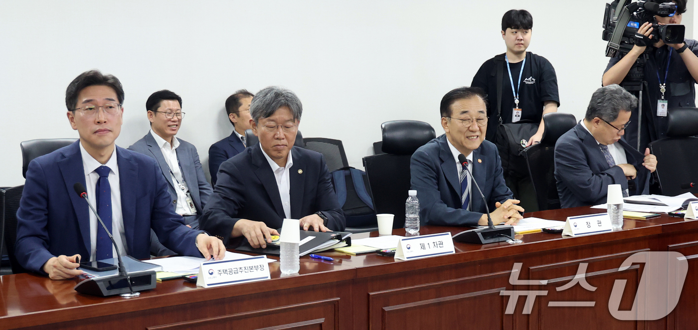 (서울=뉴스1) 황기선 기자 = 김윤덕 국토교통부 장관이 19일 오전 서울 여의도 국회 의원회관에서 열린 '더불어민주당-국토부 당정협의회'에 참석해 자리에 앉아 있다.  2026. …