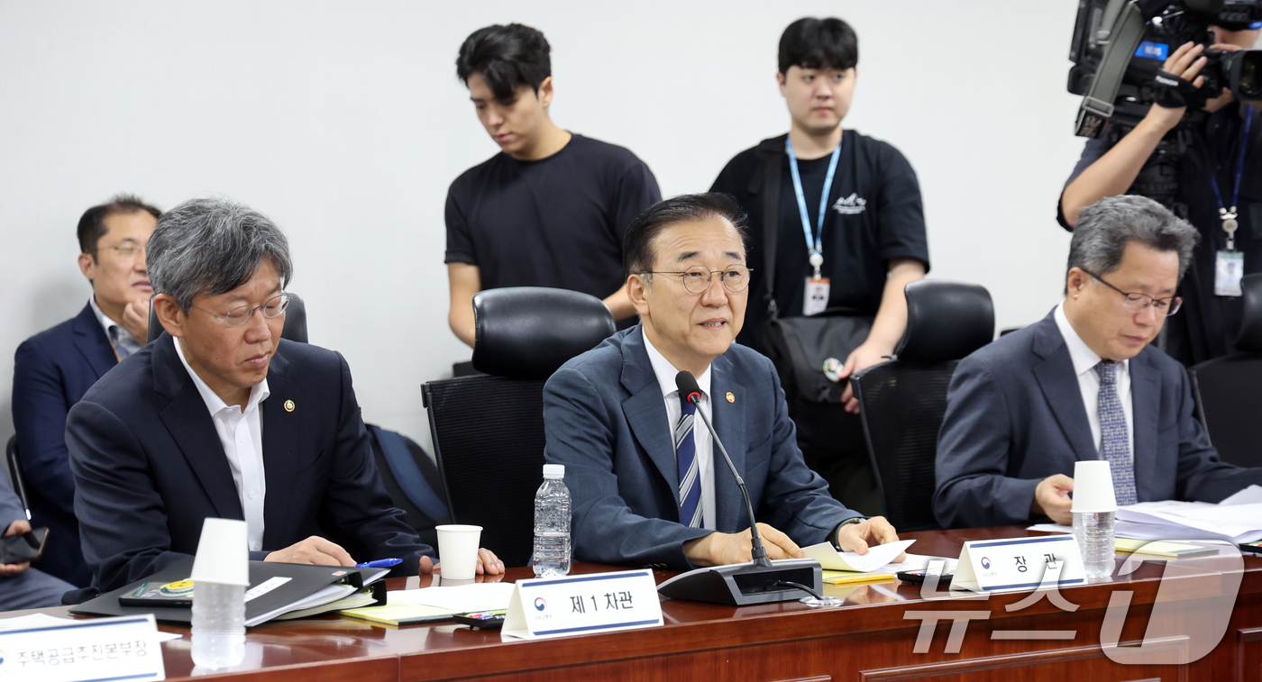 (서울=뉴스1) 황기선 기자 = 김윤덕 국토교통부 장관이 19일 오전 서울 여의도 국회 의원회관에서 열린 '더불어민주당-국토부 당정협의회'에 참석해 자리에 앉아 있다.  2026. …