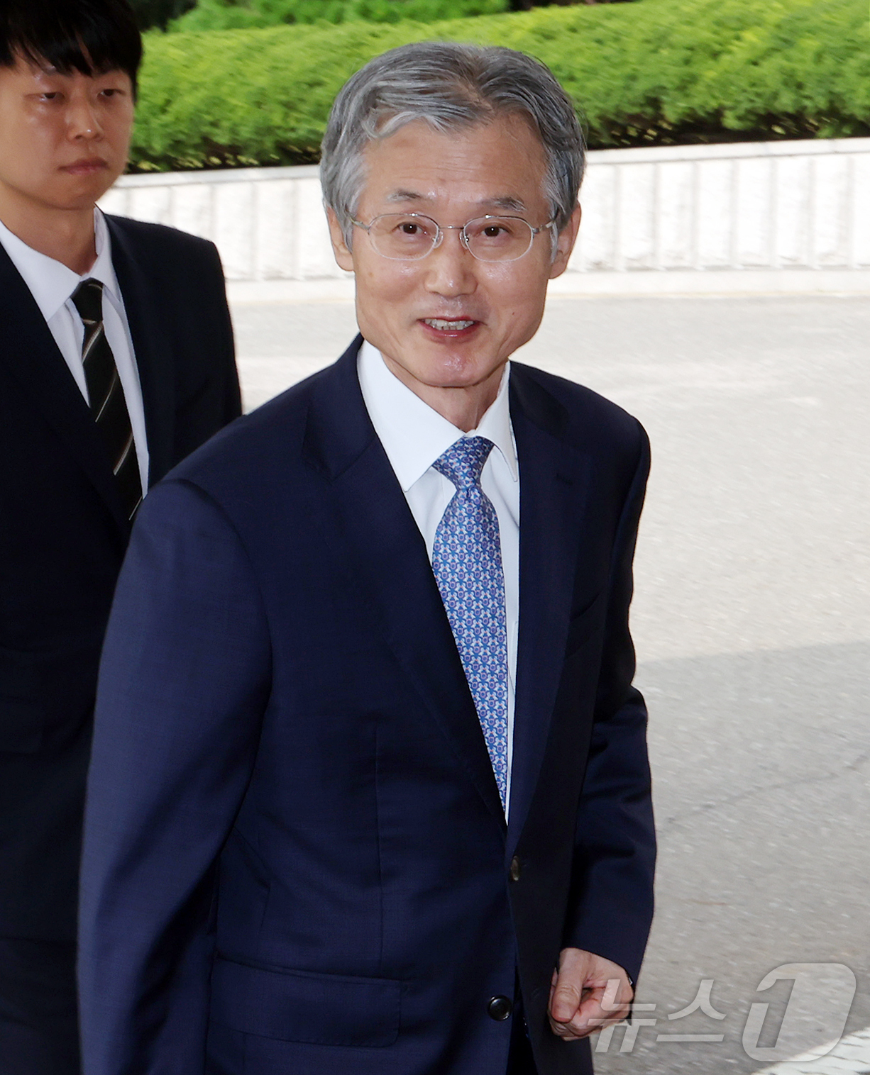 (서울=뉴스1) 김진환 기자 = 조희대 대법원장이 19일 오전 서울 서초구 대법원으로 출근하고 있다.앞서 조 대법원장은 지난 18일 노태악 전 대법관과 이흥구 대법관 후임으로 손봉 …