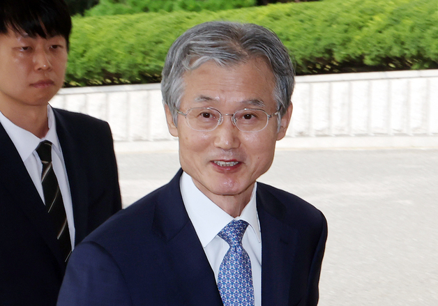 조희대 대법원장, '대법관 서면제청' 논란 속 출근