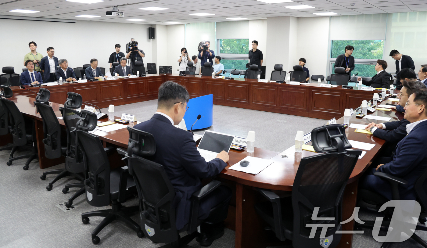 (서울=뉴스1) 황기선 기자 = 김윤덕 국토교통부 장관이 19일 오전 서울 여의도 국회 의원회관에서 열린 '더불어민주당-국토부 당정협의회'에서 민주당 의원들과 함께 회의를 기다리고 …