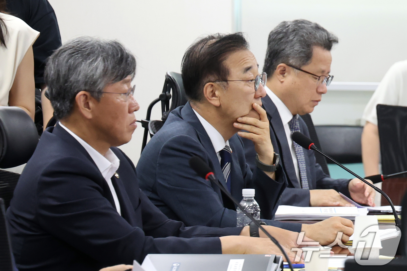 (서울=뉴스1) 황기선 기자 = 김윤덕 국토교통부 장관이 19일 오전 서울 여의도 국회 의원회관에서 열린 '더불어민주당-국토부 당정협의회'에서 생각에 잠겨 있다.  2026.8.1 …