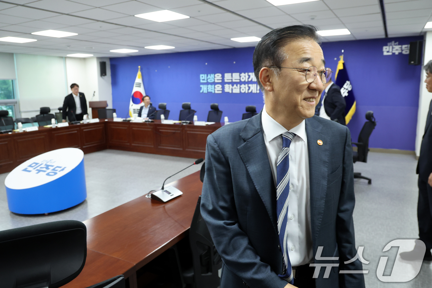 (서울=뉴스1) 황기선 기자 = 김윤덕 국토교통부 장관이 19일 오전 서울 여의도 국회 의원회관에서 열린 '더불어민주당-국토부 당정협의회'에 참석하고 있다.  2026.8.19/뉴 …