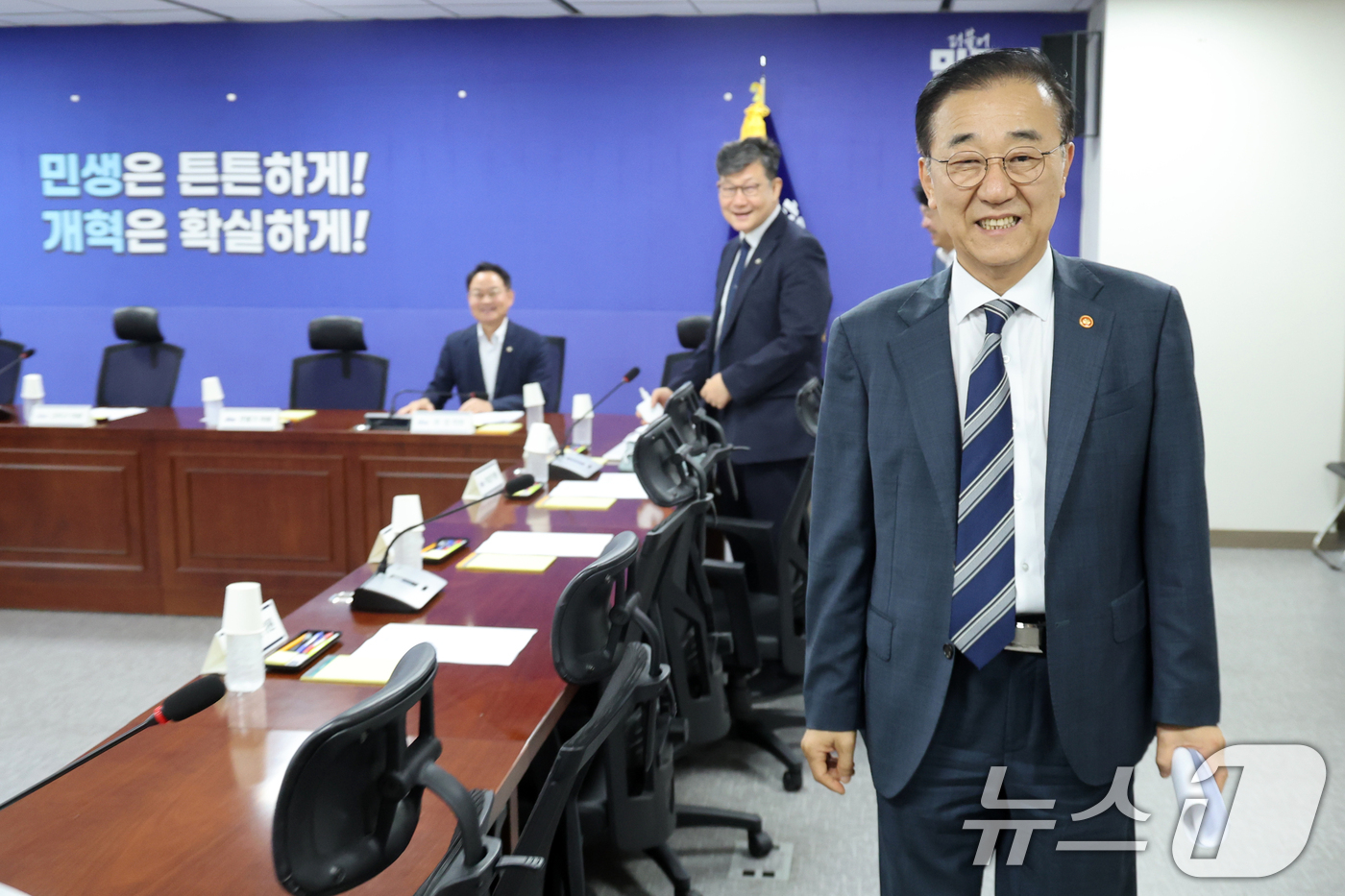 (서울=뉴스1) 황기선 기자 = 김윤덕 국토교통부 장관이 19일 오전 서울 여의도 국회 의원회관에서 열린 '더불어민주당-국토부 당정협의회'에 참석하고 있다.  2026.8.19/뉴 …