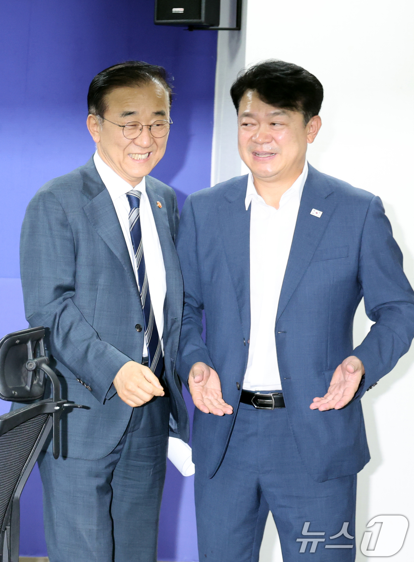 (서울=뉴스1) 황기선 기자 = 김윤덕 국토교통부 장관이 19일 오전 서울 여의도 국회 의원회관에서 열린 '더불어민주당-국토부 당정협의회'에서 복기왕 여당 간사와 대화를 나누고 있 …