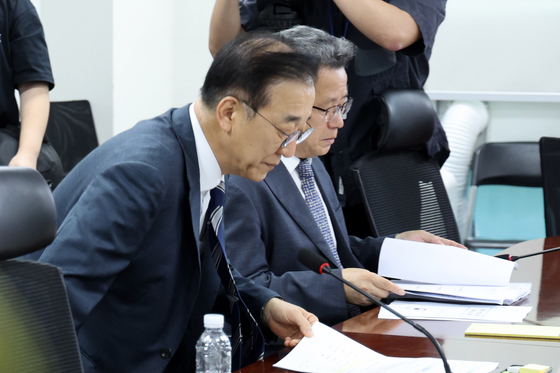 당정협의회 참석하는 김윤덕 장관