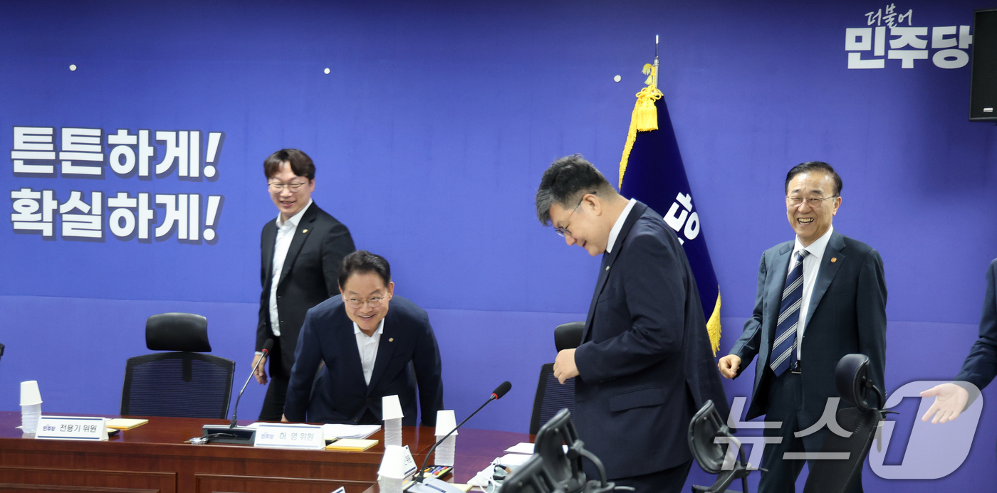 (서울=뉴스1) 황기선 기자 = 김윤덕 국토교통부 장관이 19일 오전 서울 여의도 국회 의원회관에서 열린 '더불어민주당-국토부 당정협의회'에서 여당 국토위원들과 인사를 나누고 있다 …