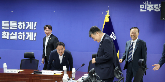 與 국토위원들과 인사 나누는 김윤덕 장관