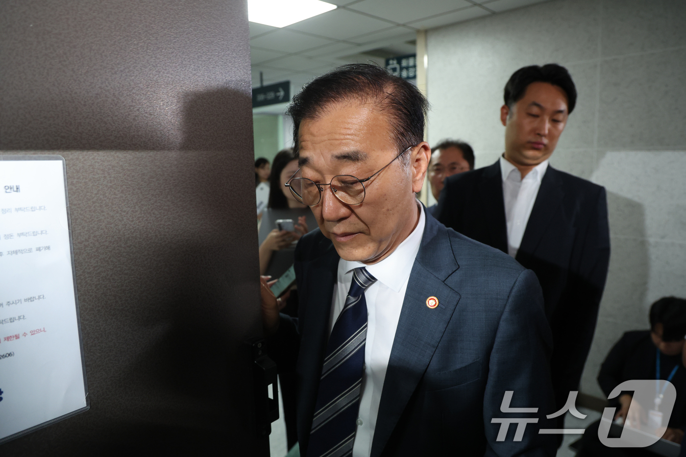 (서울=뉴스1) 황기선 기자 = 김윤덕 국토교통부 장관이 19일 오전 서울 여의도 국회 의원회관에서 열린 '더불어민주당-국토부 당정협의회'에 참석하고 있다. 2026.8.19/뉴스 …