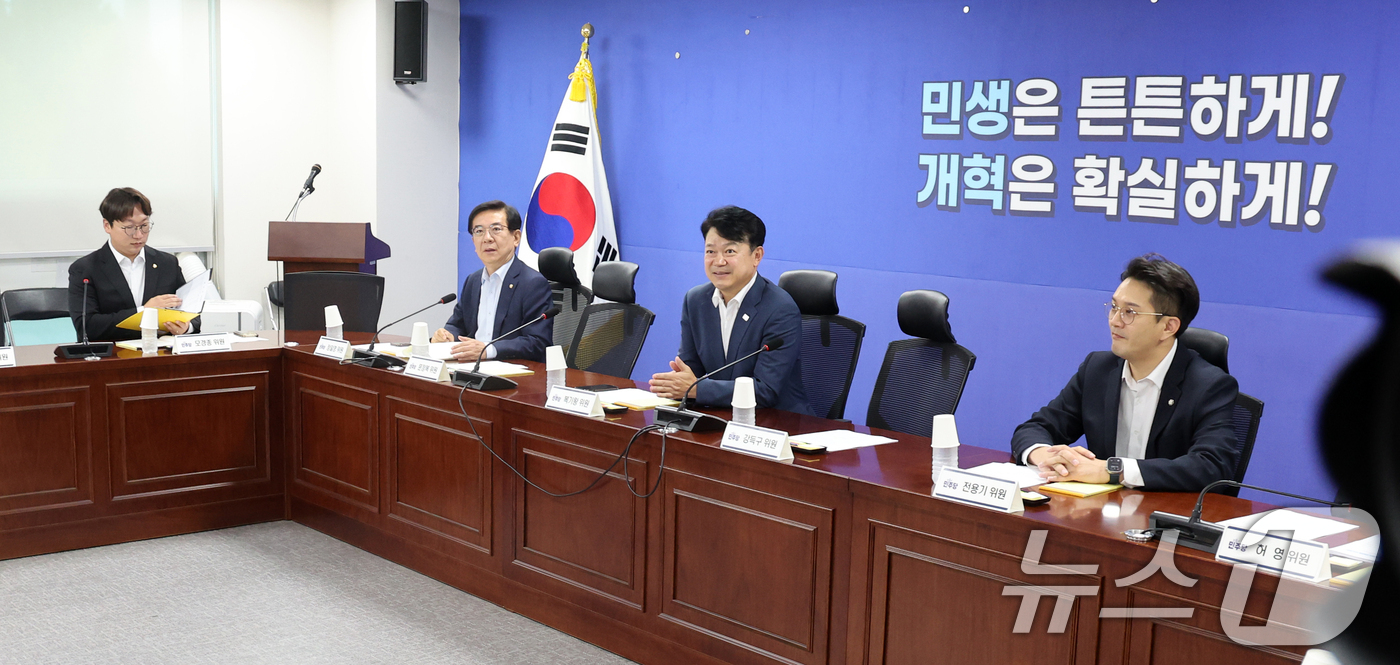 (서울=뉴스1) 황기선 기자 = 복기왕 더불어민주당 국토교통위원회 간사와 소속 위원들이 19일 오전 서울 여의도 국회 의원회관에서 열린 '더불어민주당-국토부 당정협의회'에 자리하고 …