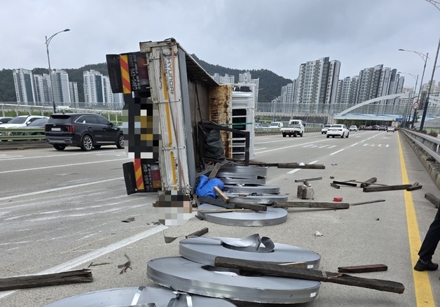 대구 강창교서 화물차 전도…코일 쏟아져 2개 차로 한때 통제