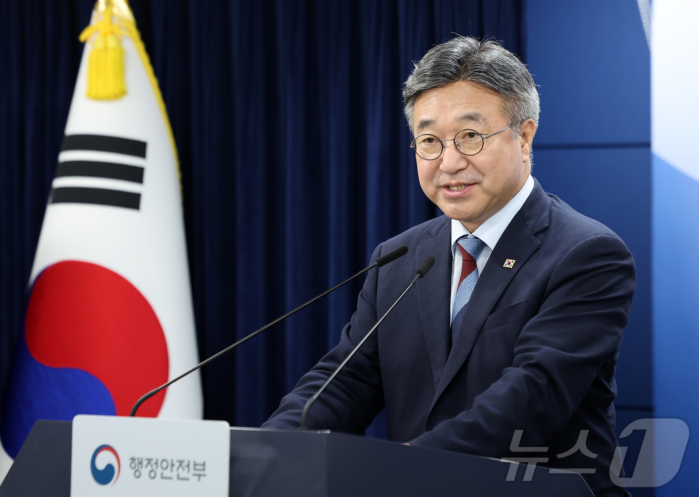 (서울=뉴스1) 김성진 기자 = 윤호중 행정안전부 장관이 19일 서울 종로구 정부서울청사에서 초대 중수청장 국민 추천 관련 브리핑을 하고 있다. 2026.8.19/뉴스1