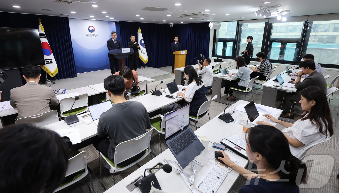 (서울=뉴스1) 김성진 기자 = 윤호중 행정안전부 장관이 19일 서울 종로구 정부서울청사에서 '초대 중수청장 국민 추천' 관련 브리핑을 하고 있다. 2026.8.19/뉴스1