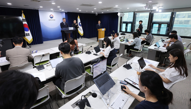 '초대 중수청장 국민 추천' 브리핑하는 윤호중 장관