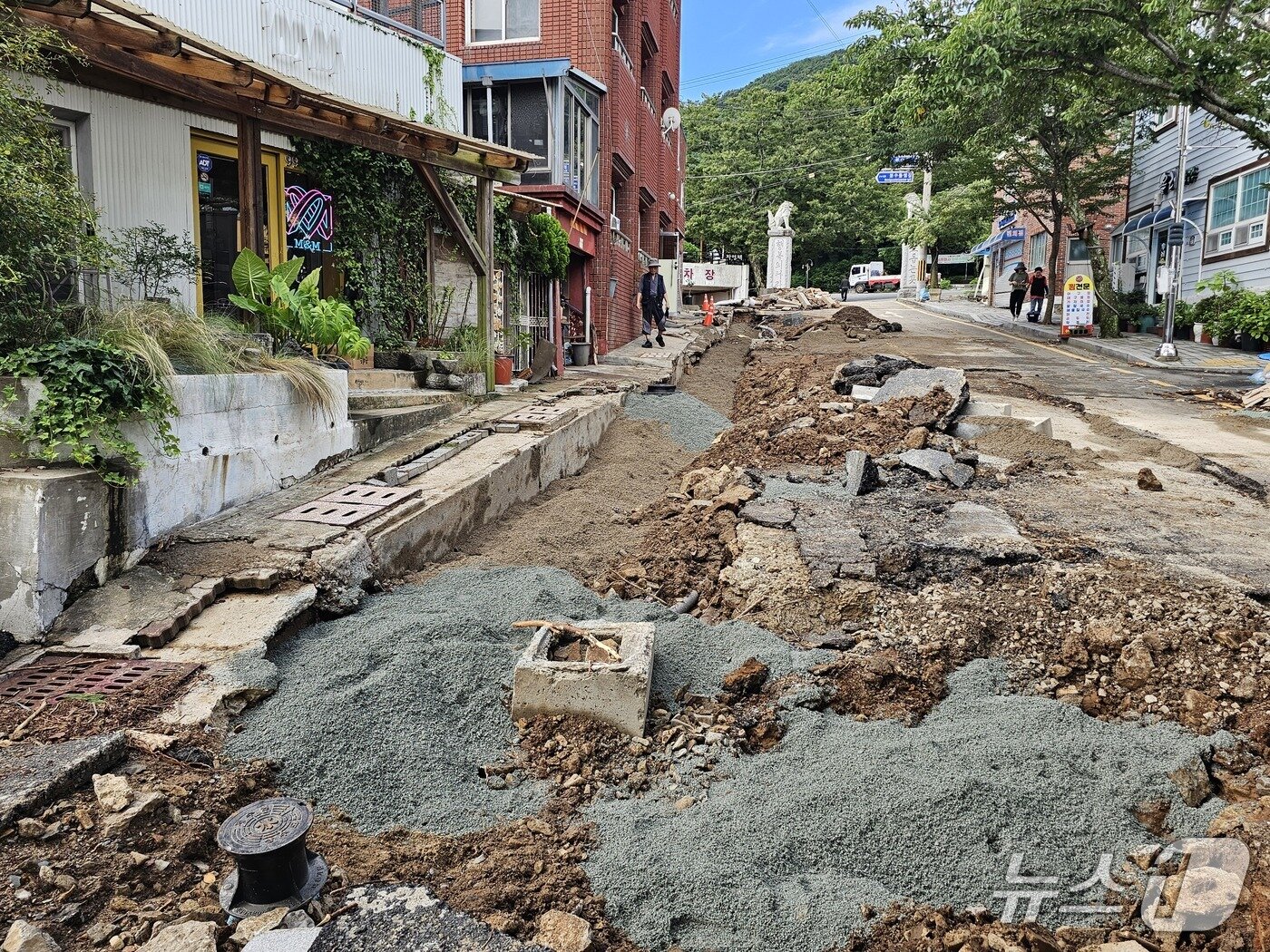 본문 이미지 - 폭우에 쓸려 누더기가 된 통영시 봉평동 봉수골 도로. 2026.8.19/뉴스1 한송학기자