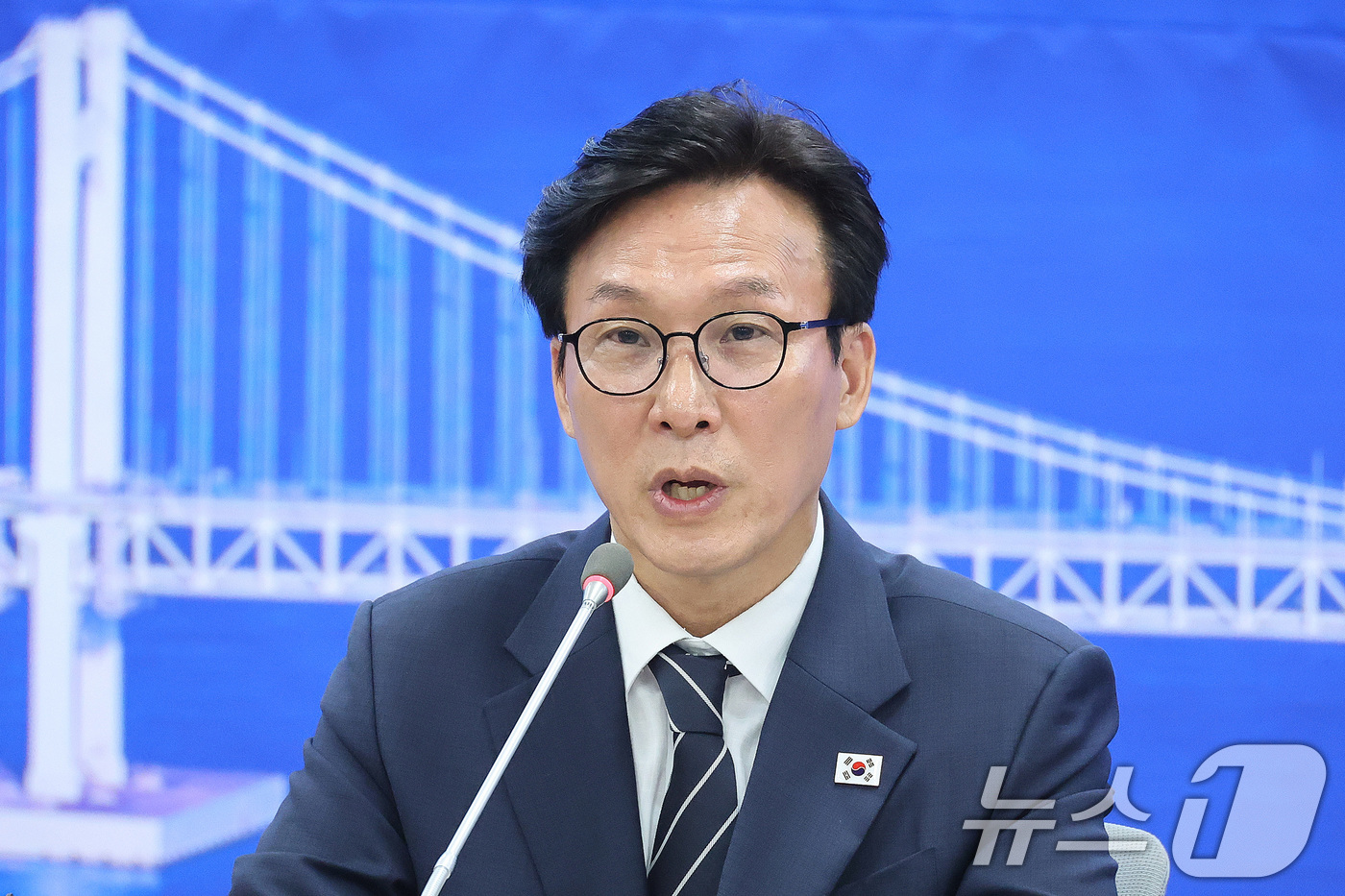 (부산=뉴스1) 신웅수 기자 = 김민석 더불어민주당 대표가 19일 부산 동구 민주당 부산시당에서 열린 현장 최고위원회의에서 발언하고 있다. 2026.8.19/뉴스1
