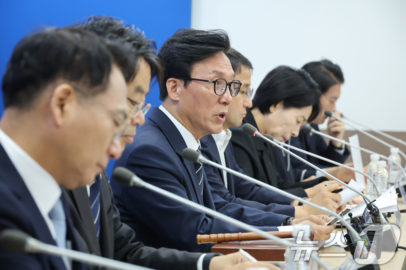 (부산=뉴스1) 신웅수 기자 = 김민석 더불어민주당 대표가 19일 부산 동구 민주당 부산시당에서 열린 현장 최고위원회의에서 발언하고 있다. 2026.8.19/뉴스1