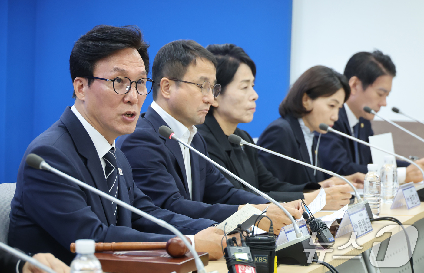 (부산=뉴스1) 신웅수 기자 = 김민석 더불어민주당 대표가 19일 부산 동구 민주당 부산시당에서 열린 현장 최고위원회의에서 발언하고 있다. 2026.8.19/뉴스1