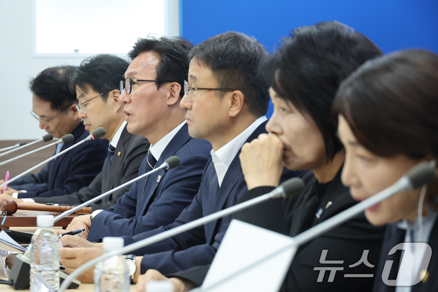 (부산=뉴스1) 신웅수 기자 = 김민석 더불어민주당 대표가 19일 부산 동구 민주당 부산시당에서 열린 현장 최고위원회의에서 발언하고 있다. 2026.8.19/뉴스1