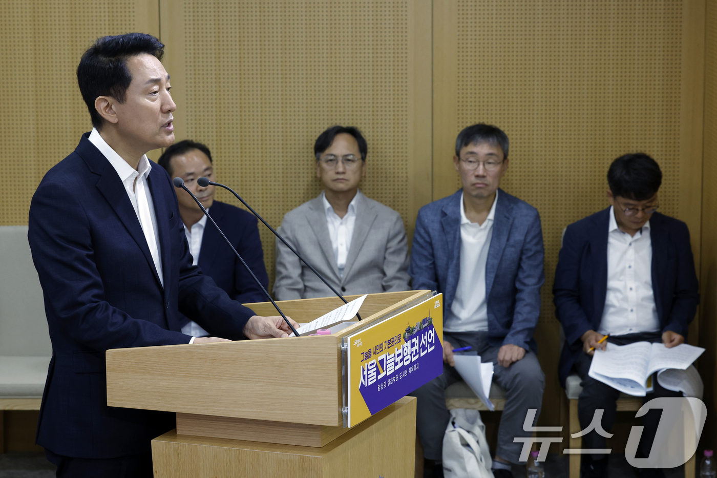 (서울=뉴스1) 박정호 기자 = 오세훈 서울시장이 19일 오전 서울시 중구 서울시청에서 서울 그늘보행권 선언 기자설명회를 하고 있다.서울시는 기록적인 폭염에도 시민이 집을 나서는 …
