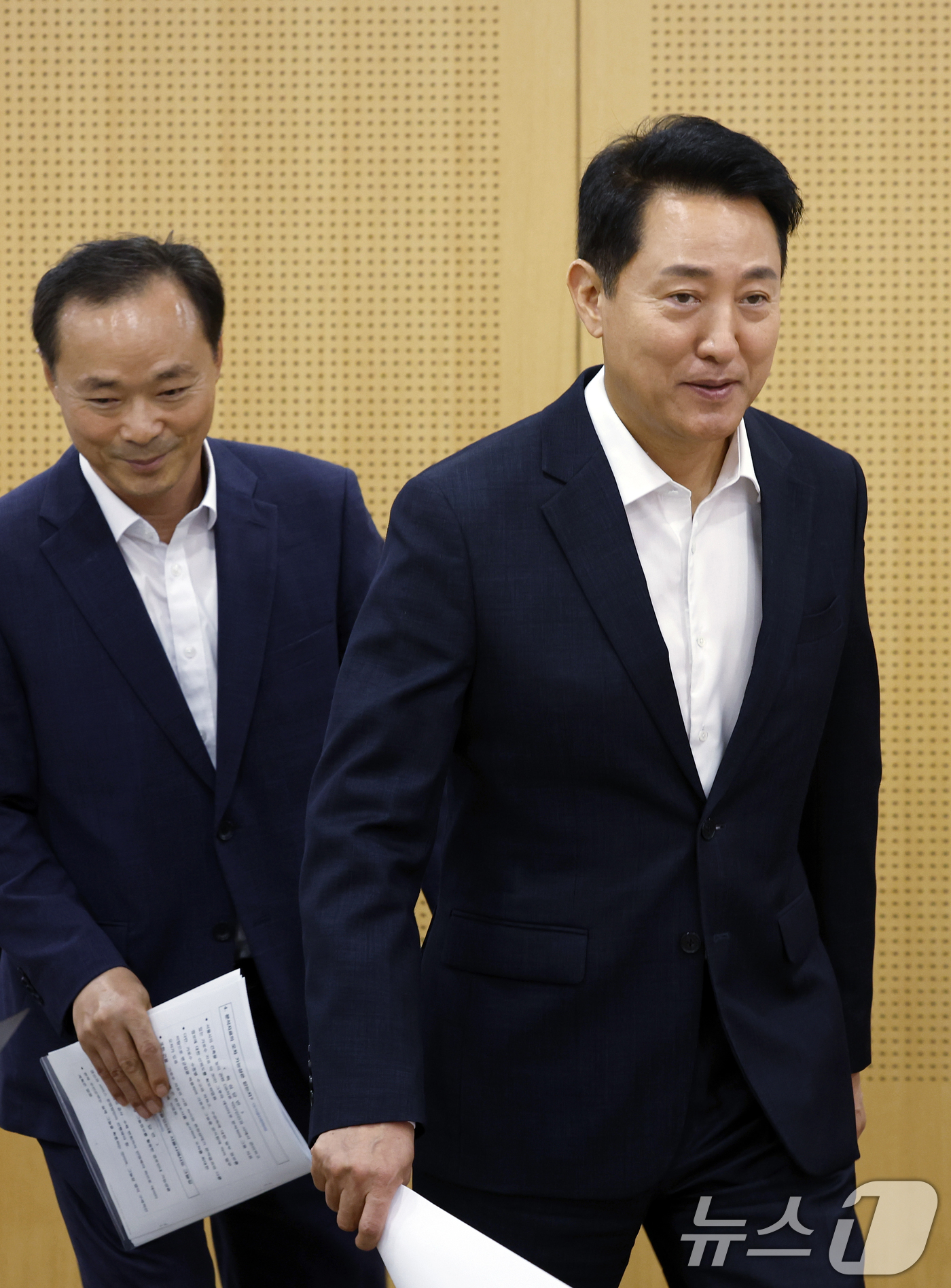 (서울=뉴스1) 박정호 기자 = 오세훈 서울시장이 19일 오전 서울시 중구 서울시청 브리핑룸으로 서울 그늘보행권 선언 기자설명회를 위해 들어서고 있다.서울시는 기록적인 폭염에도 시 …