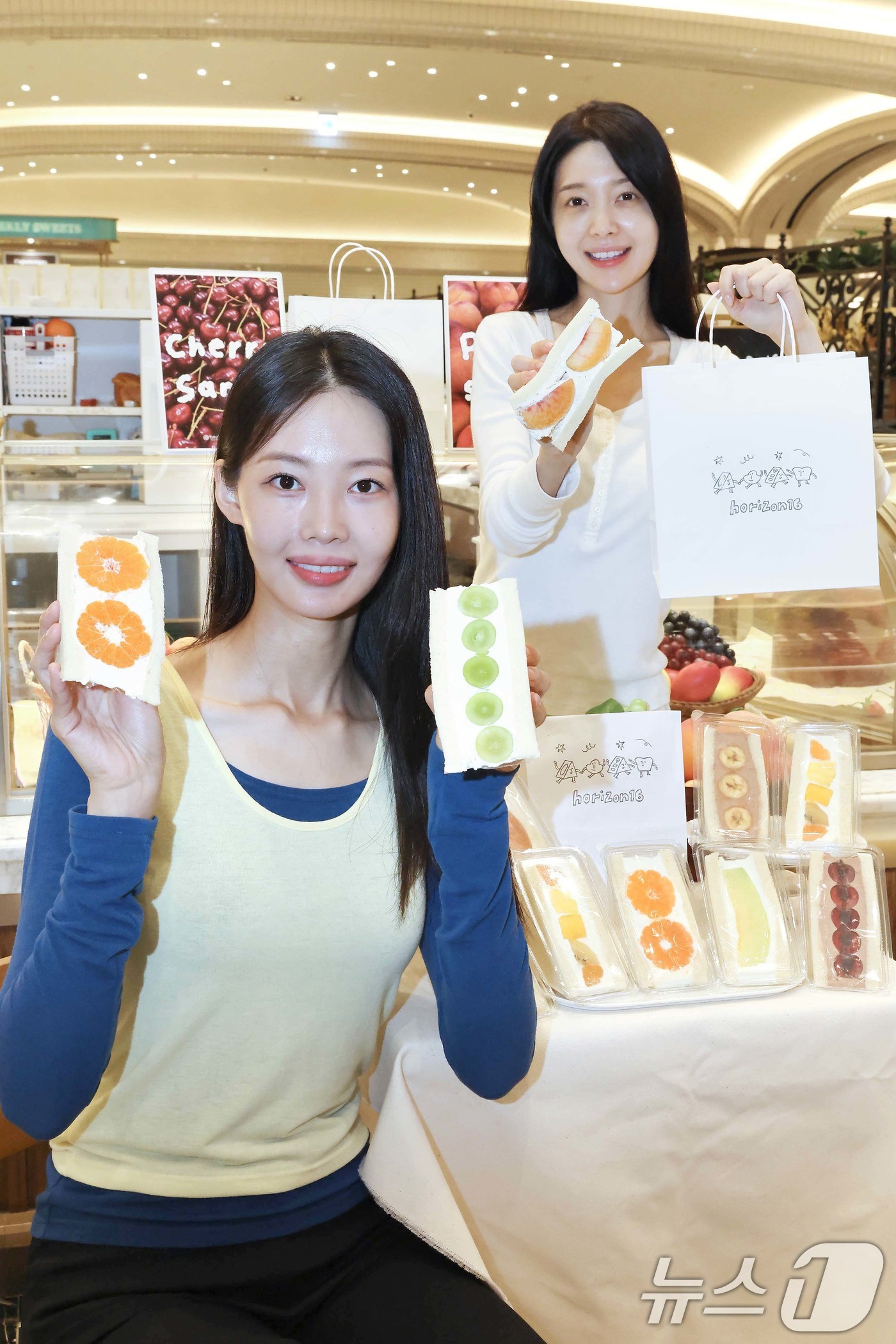 (서울=뉴스1) = 19일 서울 강남구 신세계백화점 강남점에 마련된 디저트 브랜드 ‘호라이즌 식스틴 (HORIZON 16)’ 팝업스토어에서 모델들이 제품을 소개하고 있다.이번 팝업 …