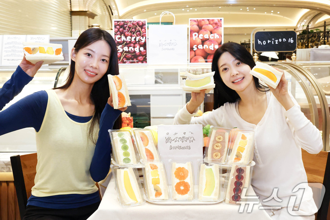 (서울=뉴스1) = 19일 서울 강남구 신세계백화점 강남점에 마련된 디저트 브랜드 ‘호라이즌 식스틴 (HORIZON 16)’ 팝업스토어에서 모델들이 제품을 소개하고 있다.이번 팝업 …
