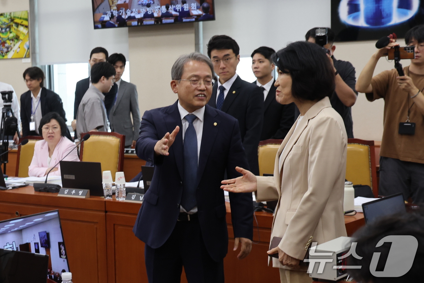 (서울=뉴스1) 황기선 기자 = 이진숙 국민의힘 의원이 19일 오전 서울 여의도 국회에서 열린 과학기술정보방송통신위원회 전체회의에서 정회 후 송기헌 위원장과 대화를 나누고 있다.이 …