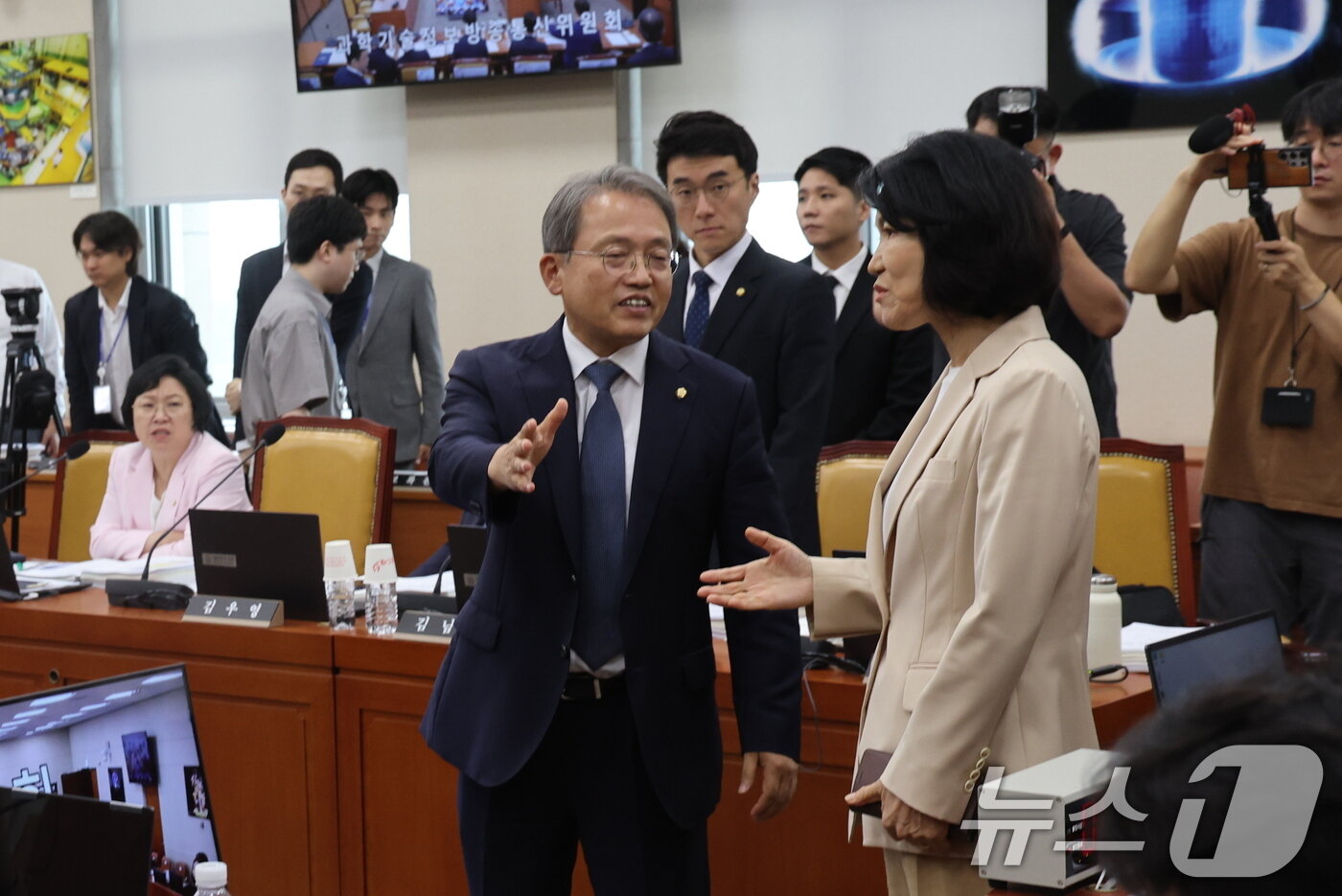 본문 이미지 - 이진숙 국민의힘 의원이 19일 오전 서울 여의도 국회에서 열린 과학기술정보방송통신위원회 전체회의에서 정회 후 송기헌 위원장과 대화를 나누고 있다. 이날 회의에서는 여당의원들이 5·18민주화운동 관련 포럼을 주최한 이 의원의 퇴장을 요구, 30분간 정회됐다. 2026.8.19 ⓒ 뉴스1 황기선 기자