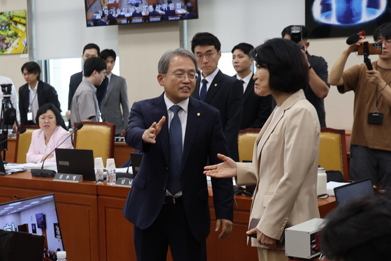 '과방위원회 전체회의 정회' 대화하는 이진숙 의원·송기헌 위원장