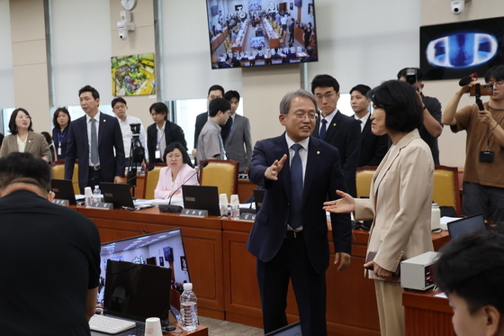 '정회된 국회 과방위원회 전체회의' 대화하는 이진숙·송기헌
