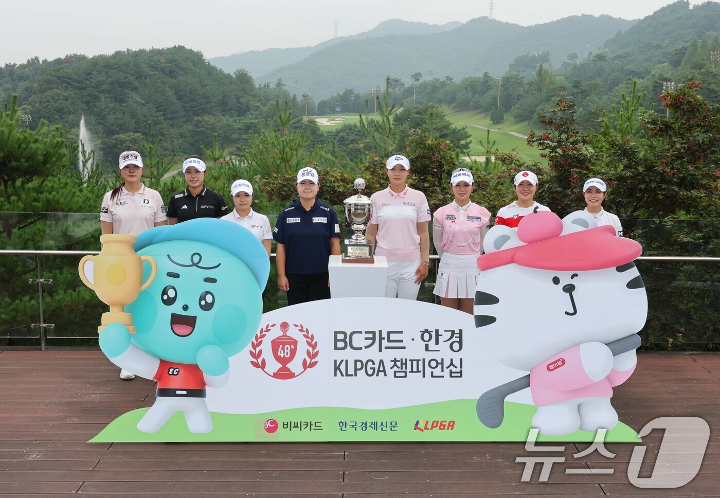 (서울=뉴스1) = 김민선(왼쪽부터), 서교림, 고지원, 홍정민, 김민솔, 박현경, 유현조, 박민지가 19일 경기 포천 포천힐스CC에서 열린 'BC카드 한경 제48회 KLPGA 챔 …