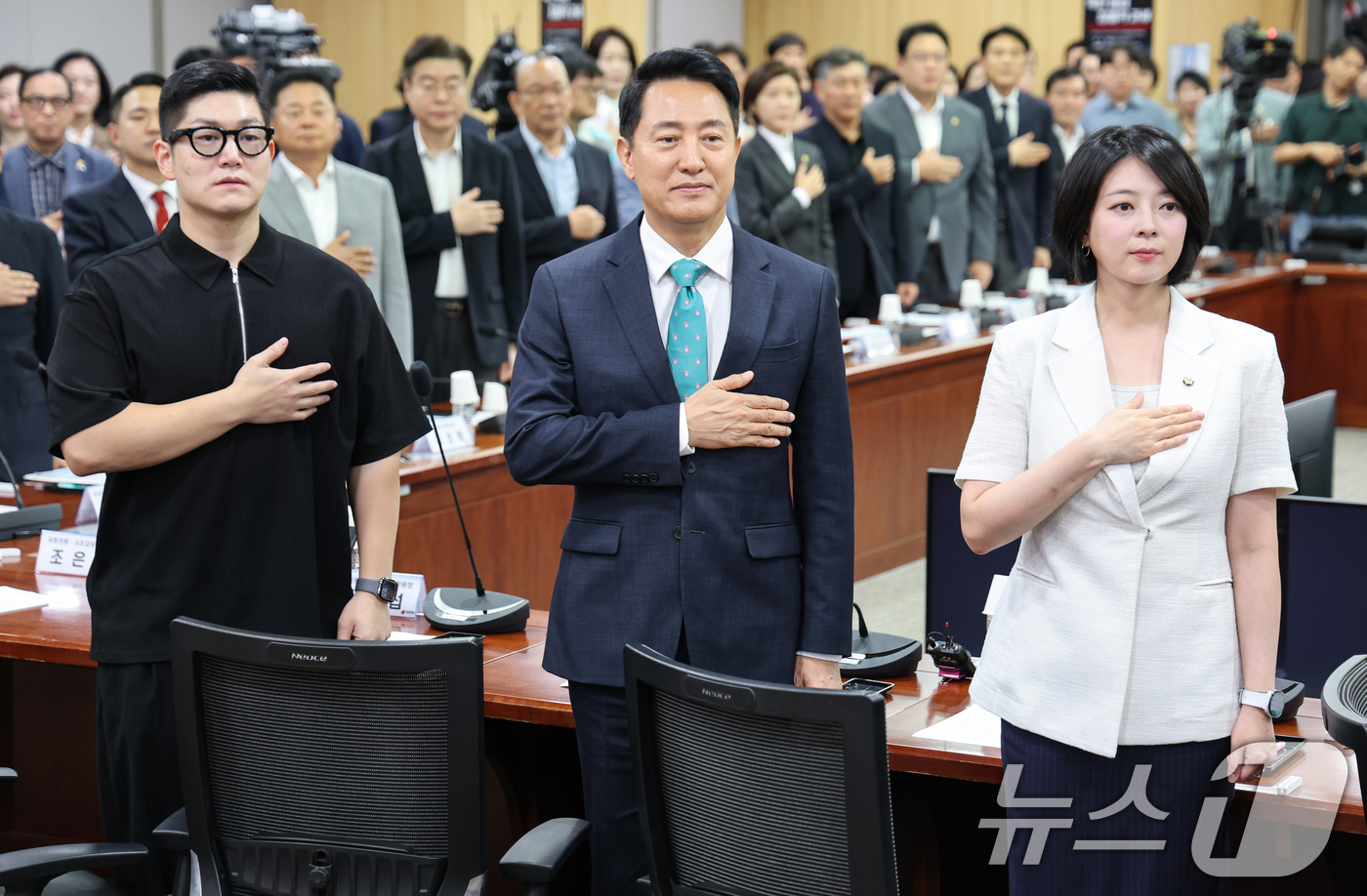 (서울=뉴스1) 김도우 기자 = 배현진 국민의힘 서울시당위원장(오른쪽), 오세훈 서울시장, 김재섭 국민의힘 의원이 19일 서울 여의도 국회에서 열린 '8.13 부동산 대책 무엇이 …