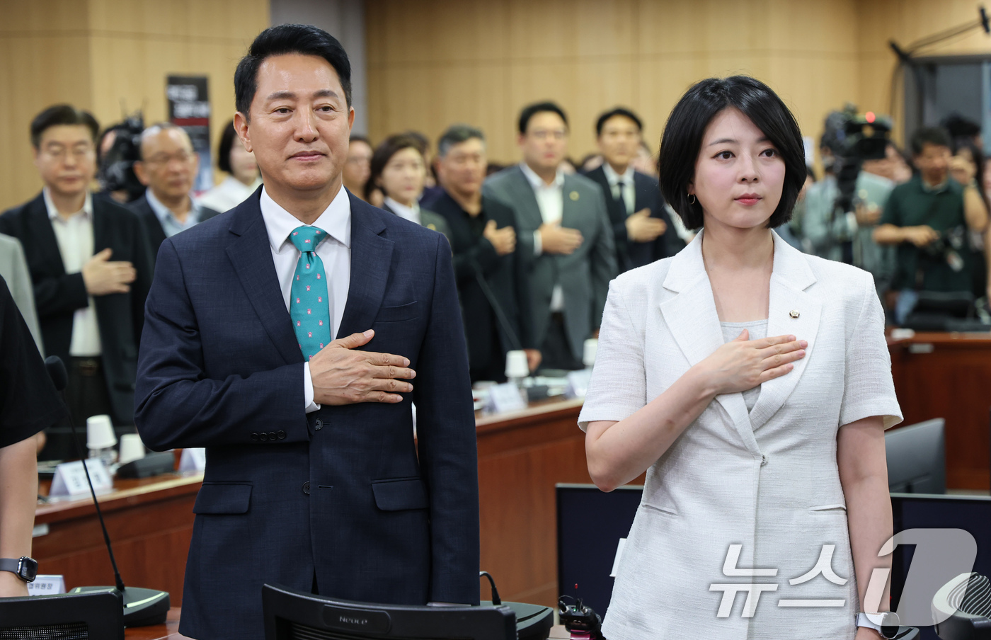 (서울=뉴스1) 김도우 기자 = 배현진 국민의힘 서울시당위원장(오른쪽), 오세훈 서울시장, 김재섭 국민의힘 의원이 19일 서울 여의도 국회에서 열린 '8.13 부동산 대책 무엇이 …
