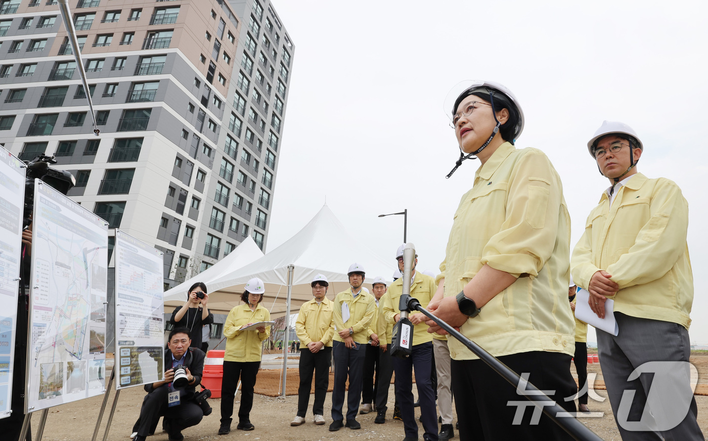 (인천=뉴스1) 박지혜 기자 = 한성숙 국무총리가 19일 인천 계양구 3기 신도시 인천계양지구 주택공급 현장을 찾아 추진현황을 보고받고 있다. 2026.8.19/뉴스1