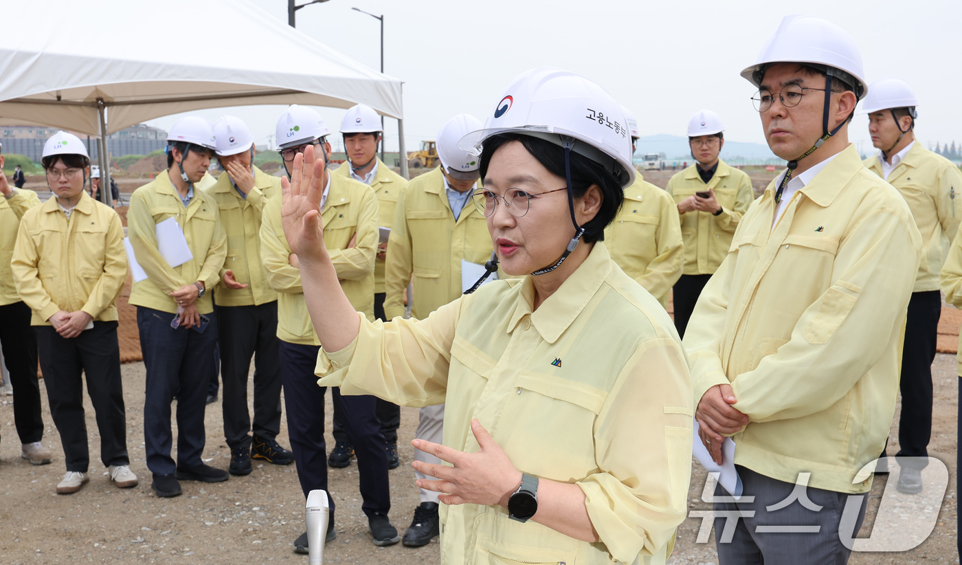 (인천=뉴스1) 박지혜 기자 = 한성숙 국무총리가 19일 인천 계양구 3기 신도시 인천계양지구 주택공급 현장을 찾아 추진현황을 보고받고 있다. 2026.8.19/뉴스1