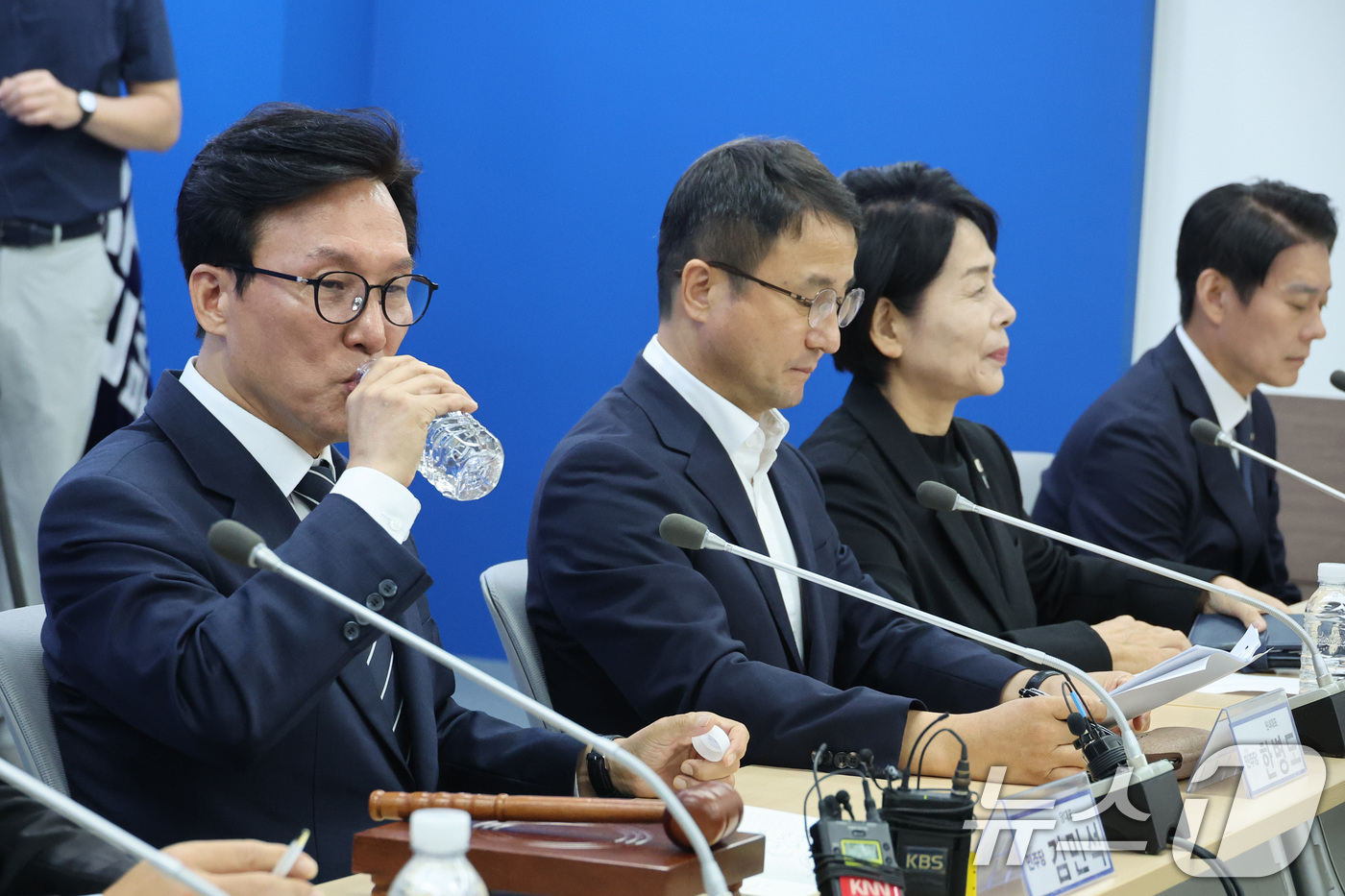 (부산=뉴스1) 신웅수 기자 = 김민석 더불어민주당 대표가 19일 부산 동구 민주당 부산시당에서 열린 현장 최고위원회의에서 목을 축이고 있다. 2026.8.19/뉴스1