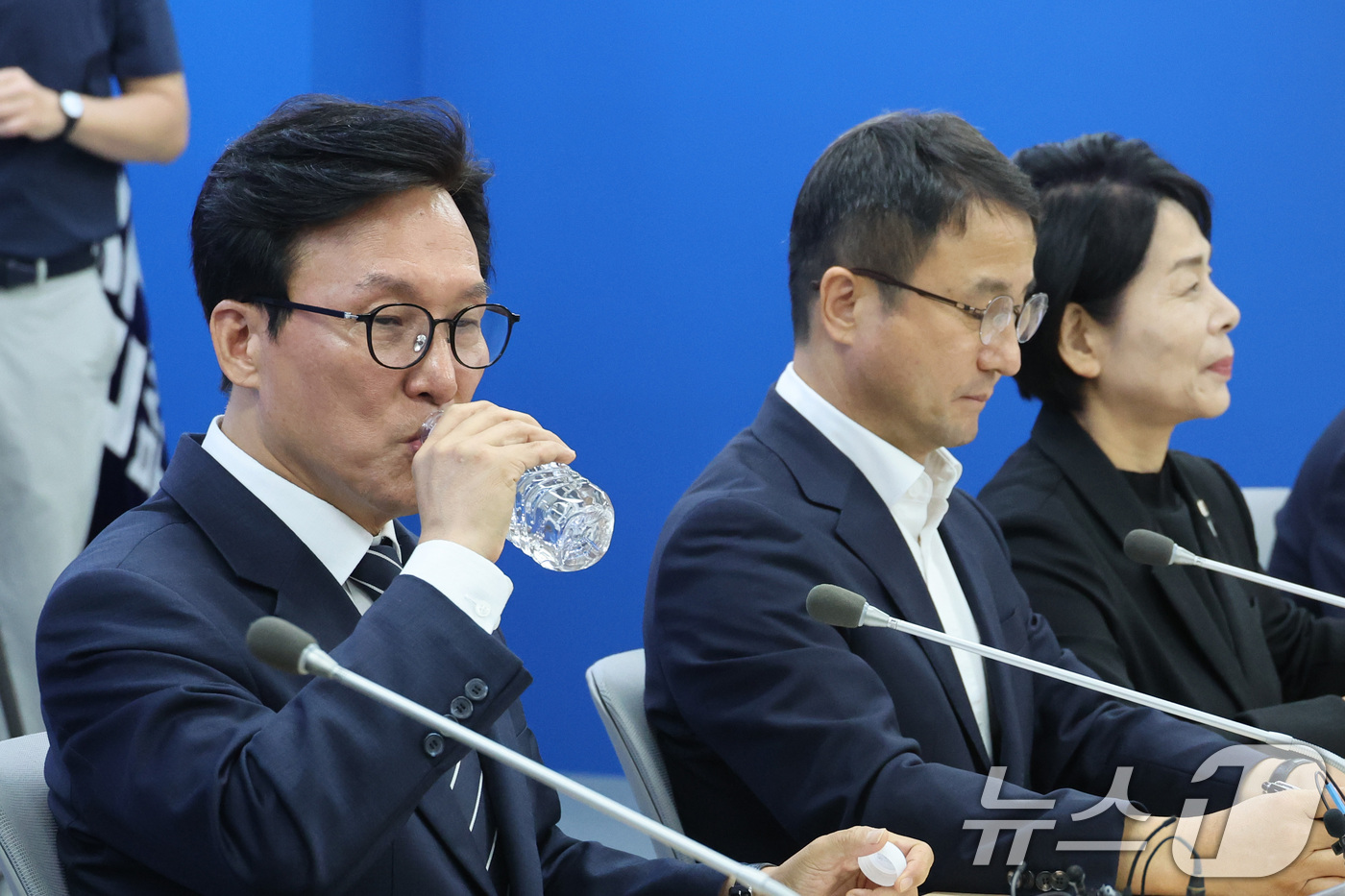 (부산=뉴스1) 신웅수 기자 = 김민석 더불어민주당 대표가 19일 부산 동구 민주당 부산시당에서 열린 현장 최고위원회의에서 발언하고 있다. 2026.8.19/뉴스1