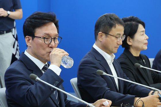 물 마시는 김민석 대표
