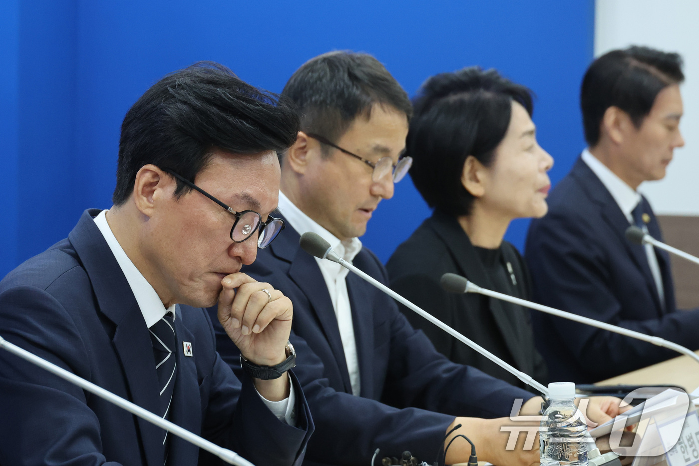 (부산=뉴스1) 신웅수 기자 = 김민석 더불어민주당 대표가 19일 부산 동구 민주당 부산시당에서 열린 현장 최고위원회의에서 생각에 잠겨 있다. 2026.8.19/뉴스1